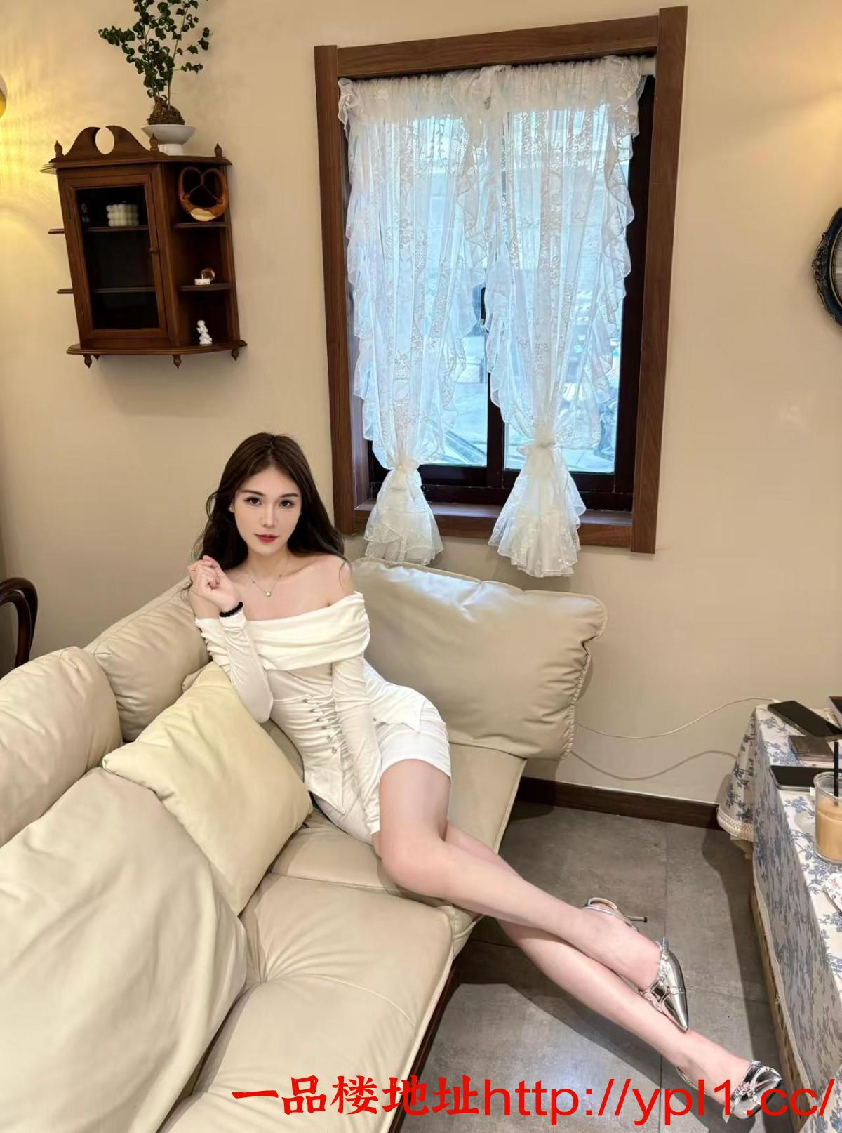 气质骚妹翘起小屁屁迎接大肉棒进入