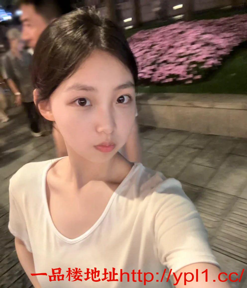 00后妹妹逼紧淫水超多