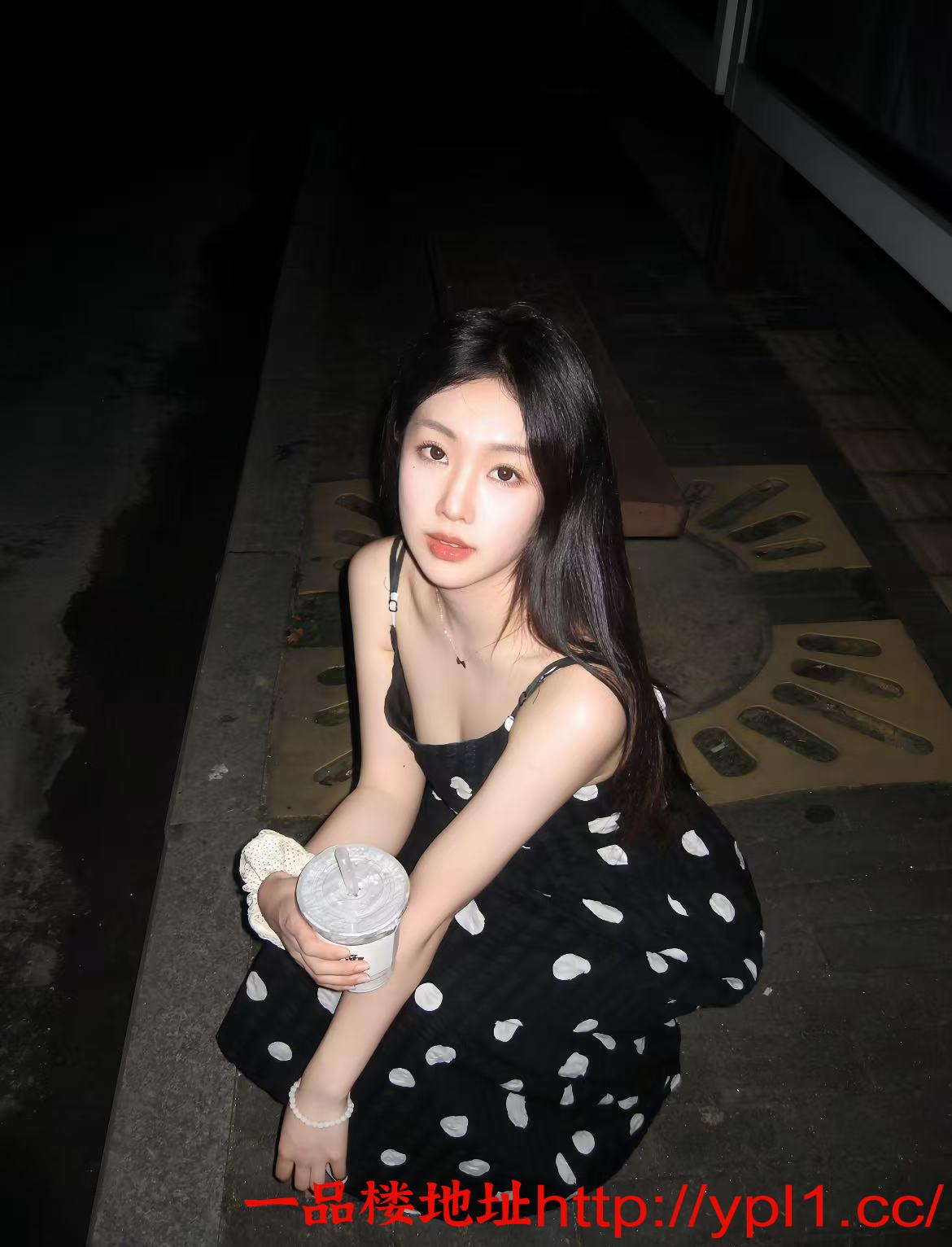 极品双峰兼职骚嫩妹粉嫩多汁易喷潮体质可外出