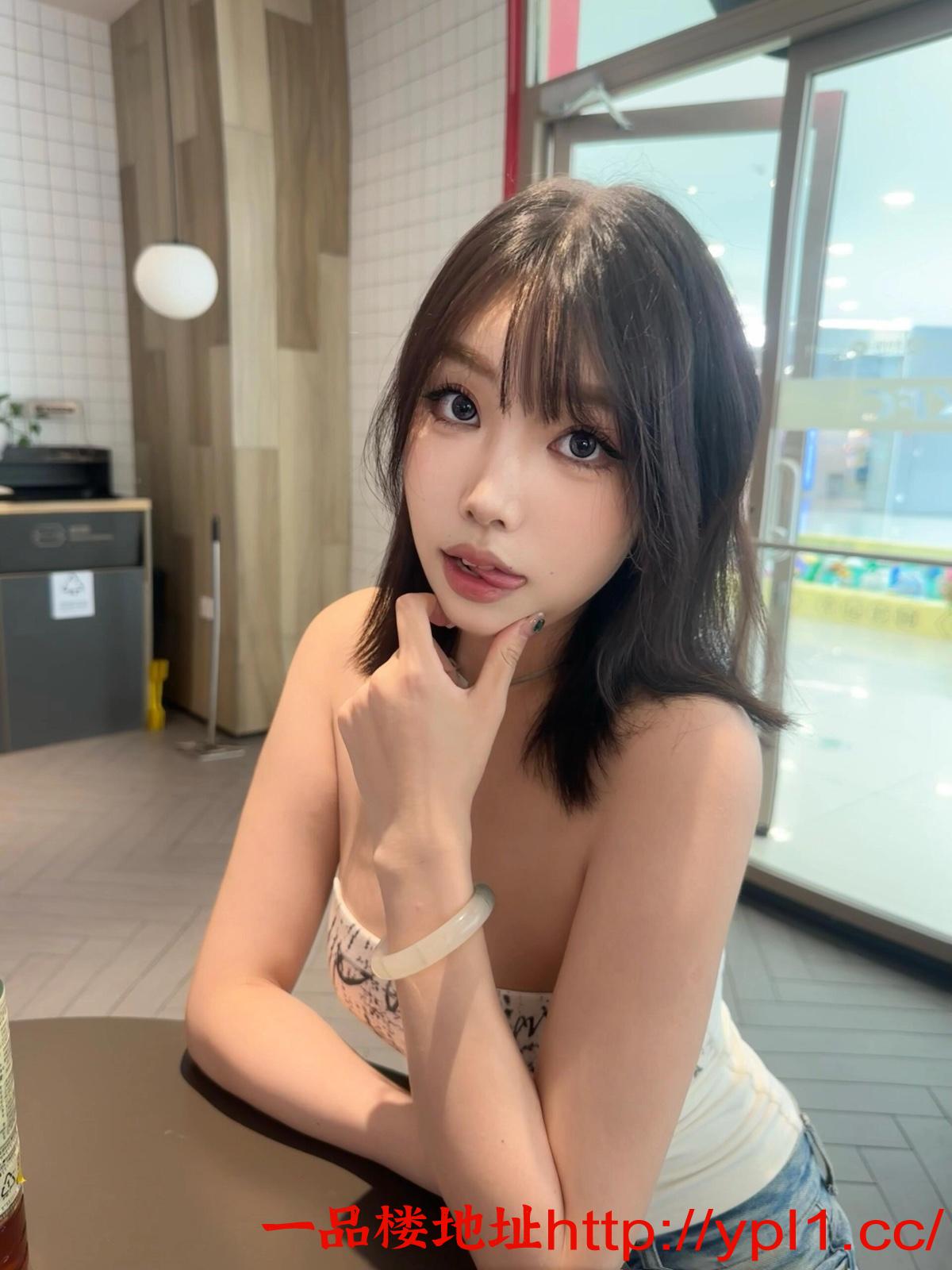 03年的丰满妹子专业舔龙根