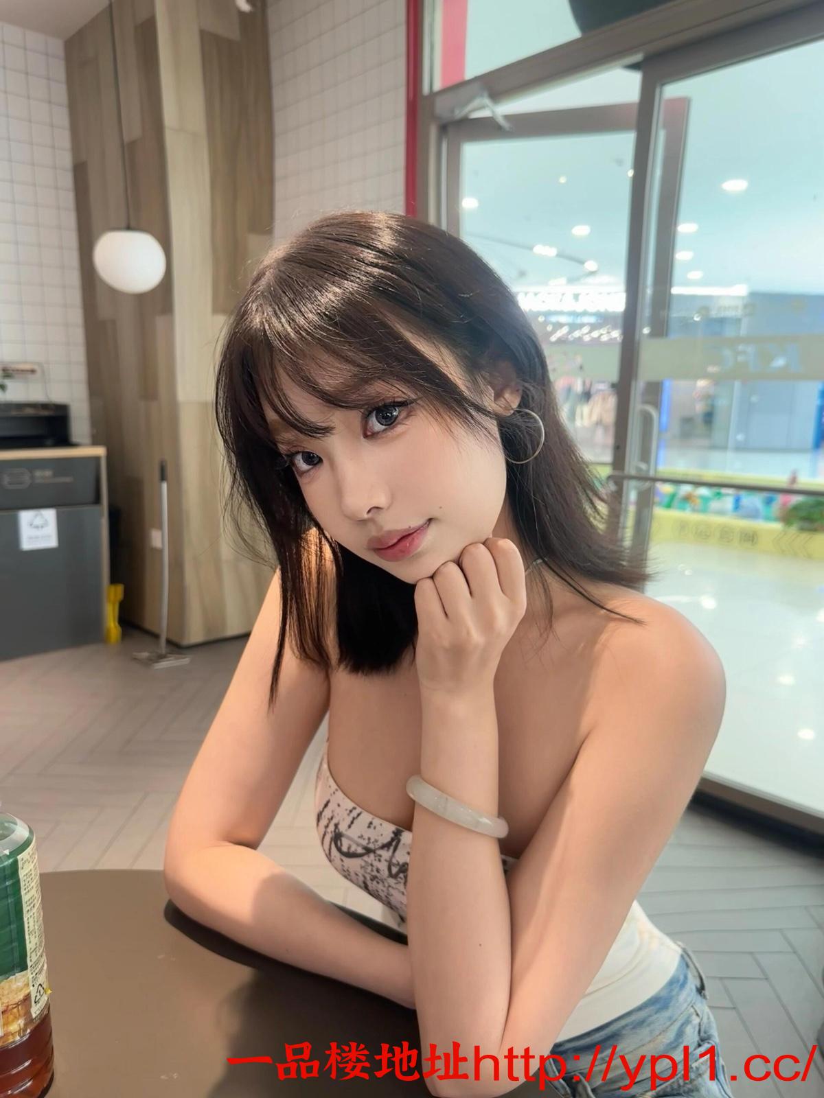 03年的丰满妹子专业舔龙根