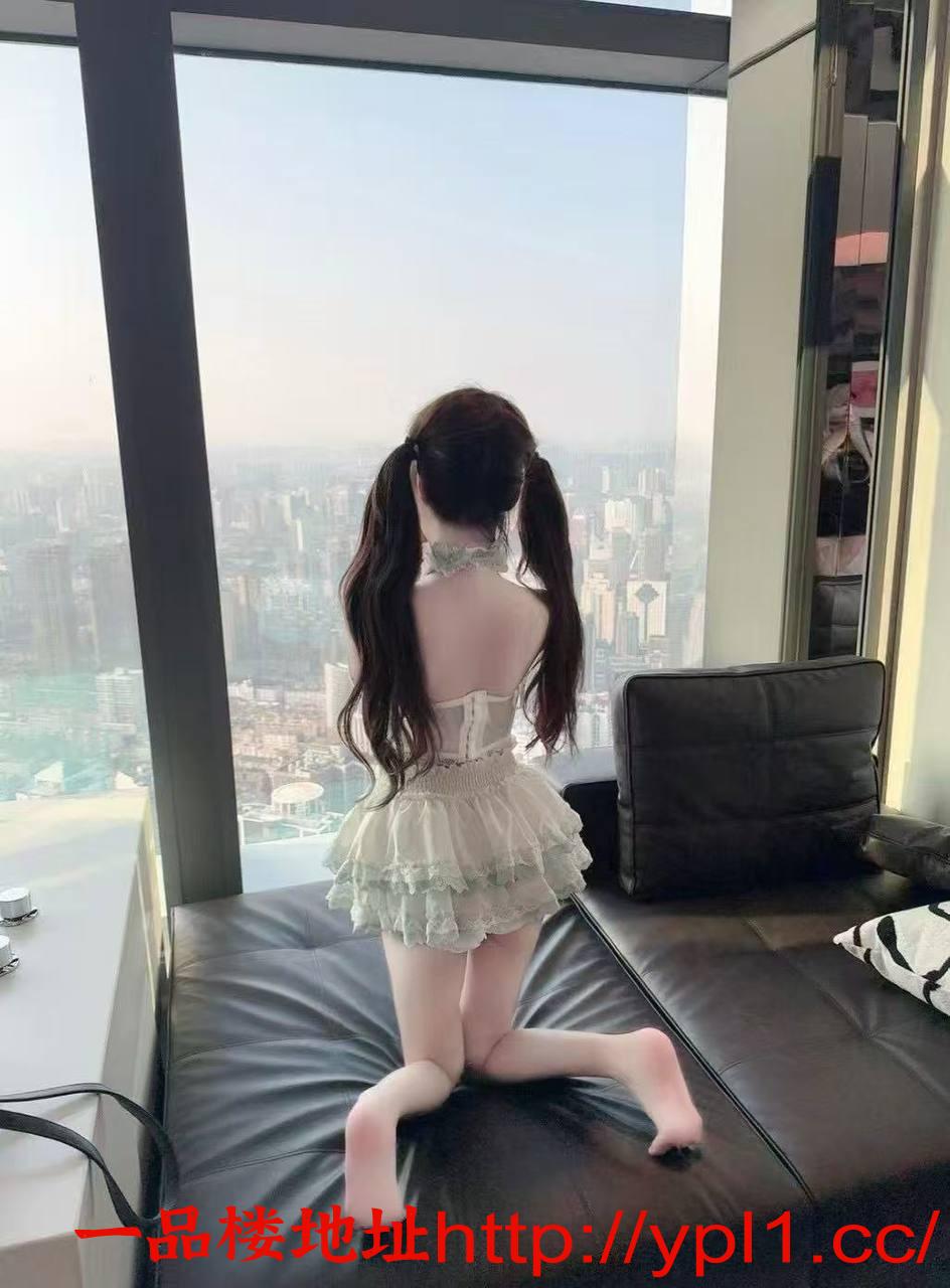 超高颜值极品身材的女大学生，身材简直是极品