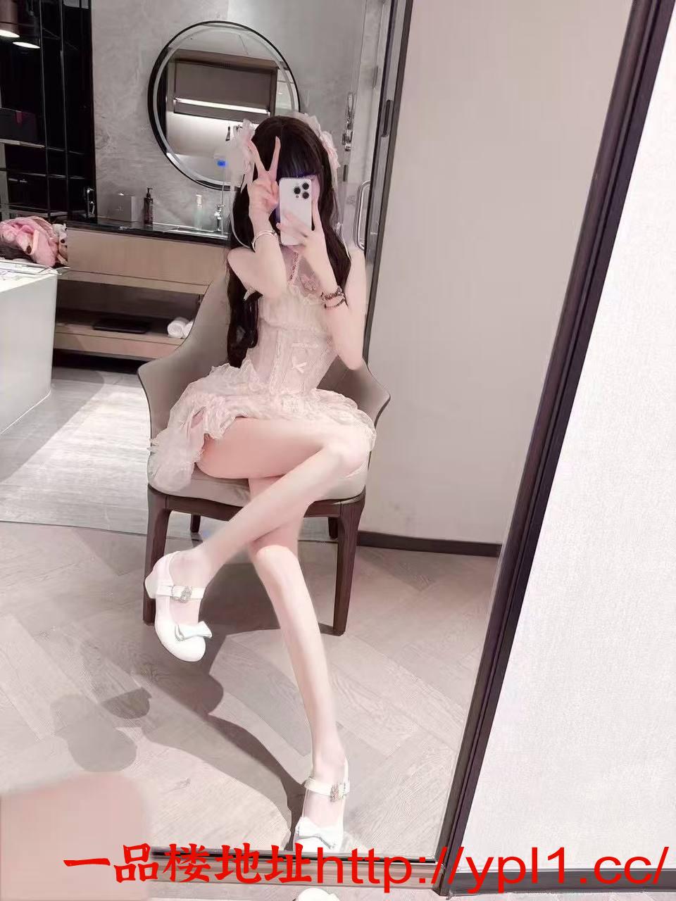 超高颜值极品身材的女大学生，身材简直是极品