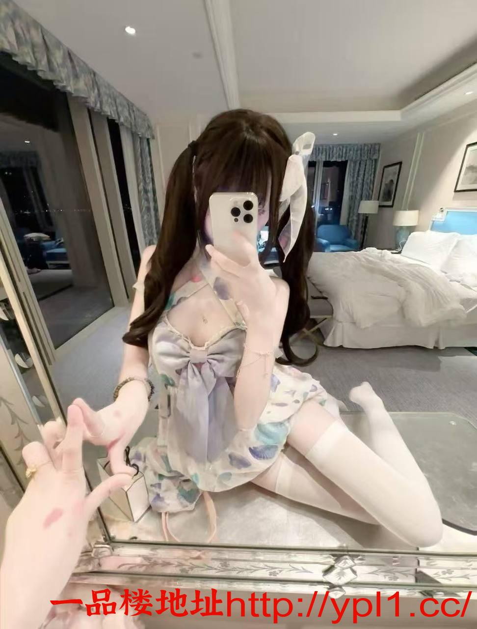 超高颜值极品身材的女大学生，身材简直是极品