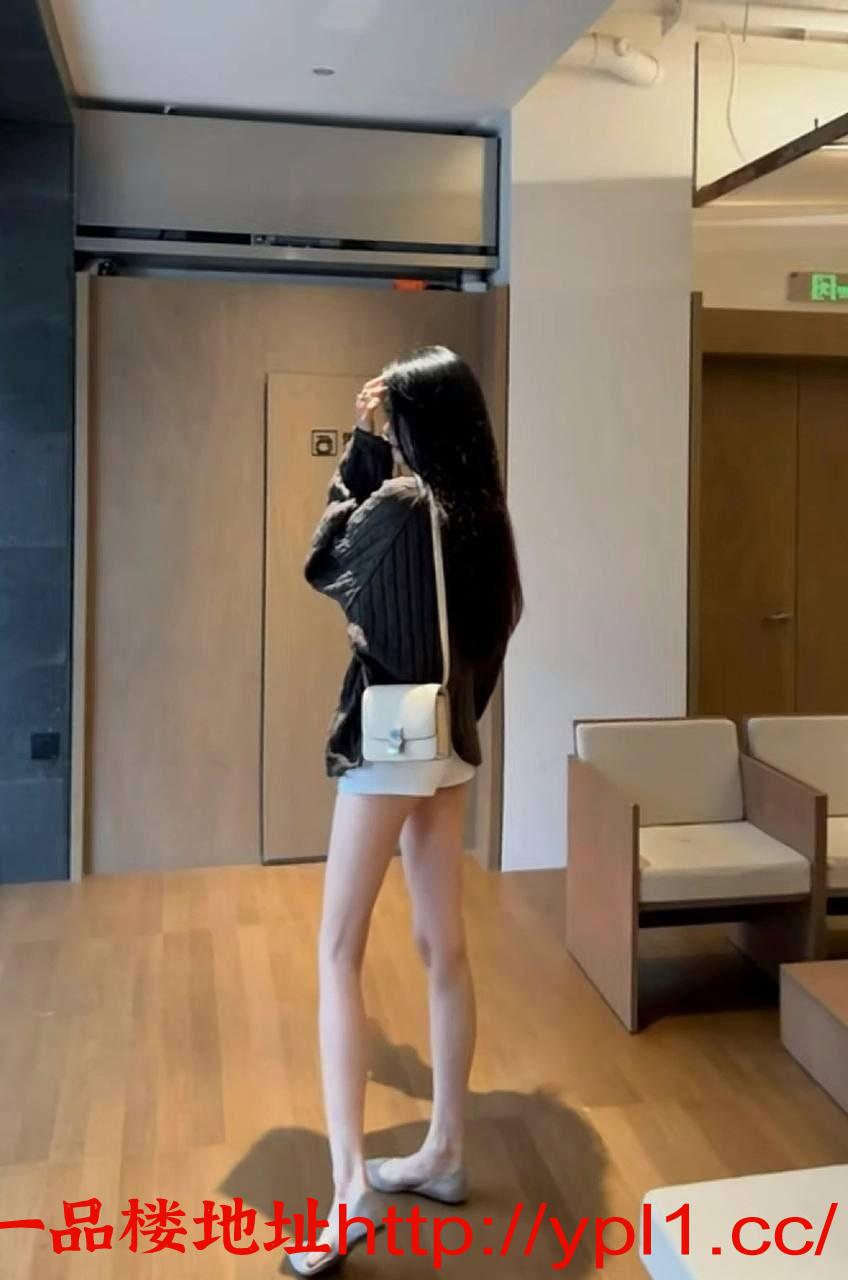 老师颜值耐看，身材偏瘦，大长腿。有瑜伽基础，身材匀称，前凸后翘，身体柔软，会一字马