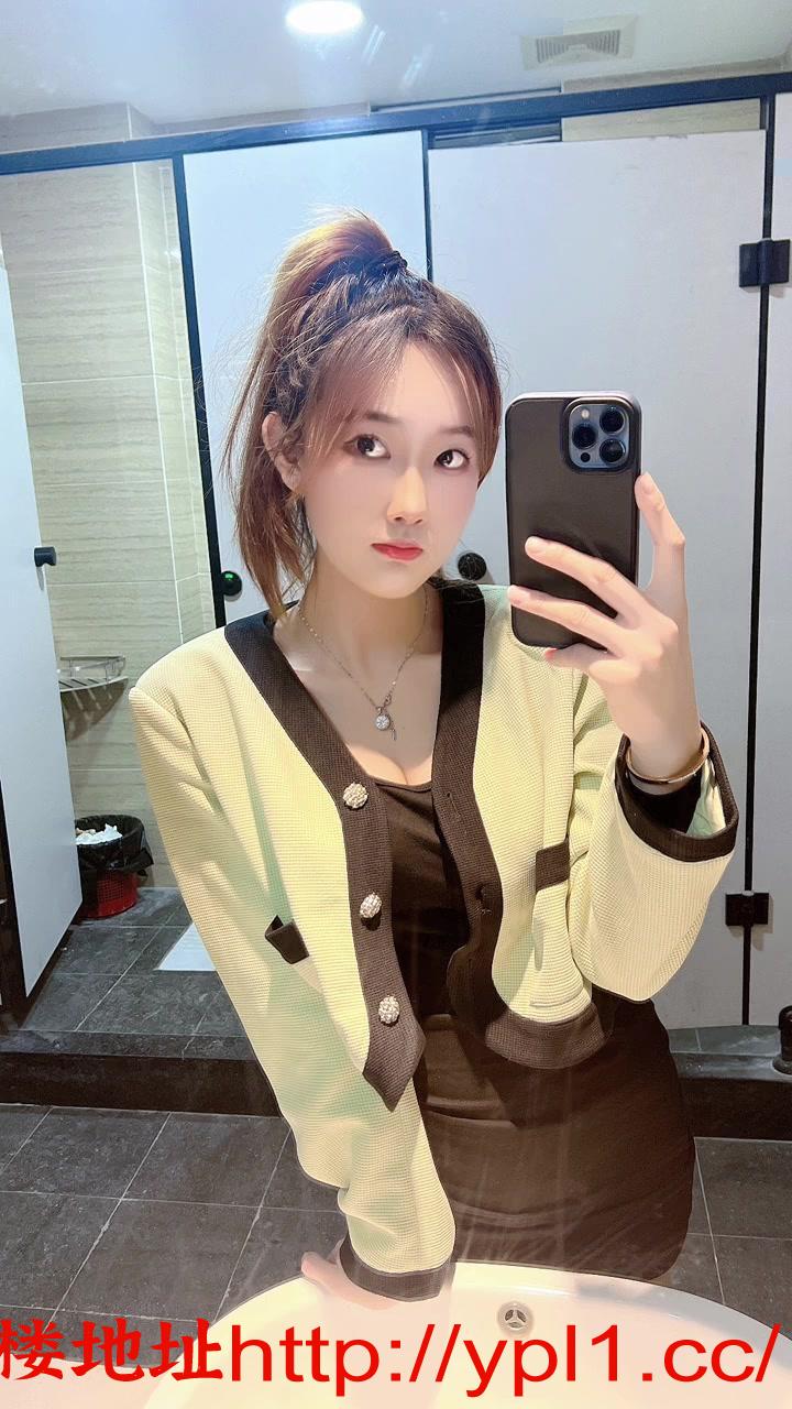 嫩穴骚气喷泉小嫩货按住屁股猛猛操