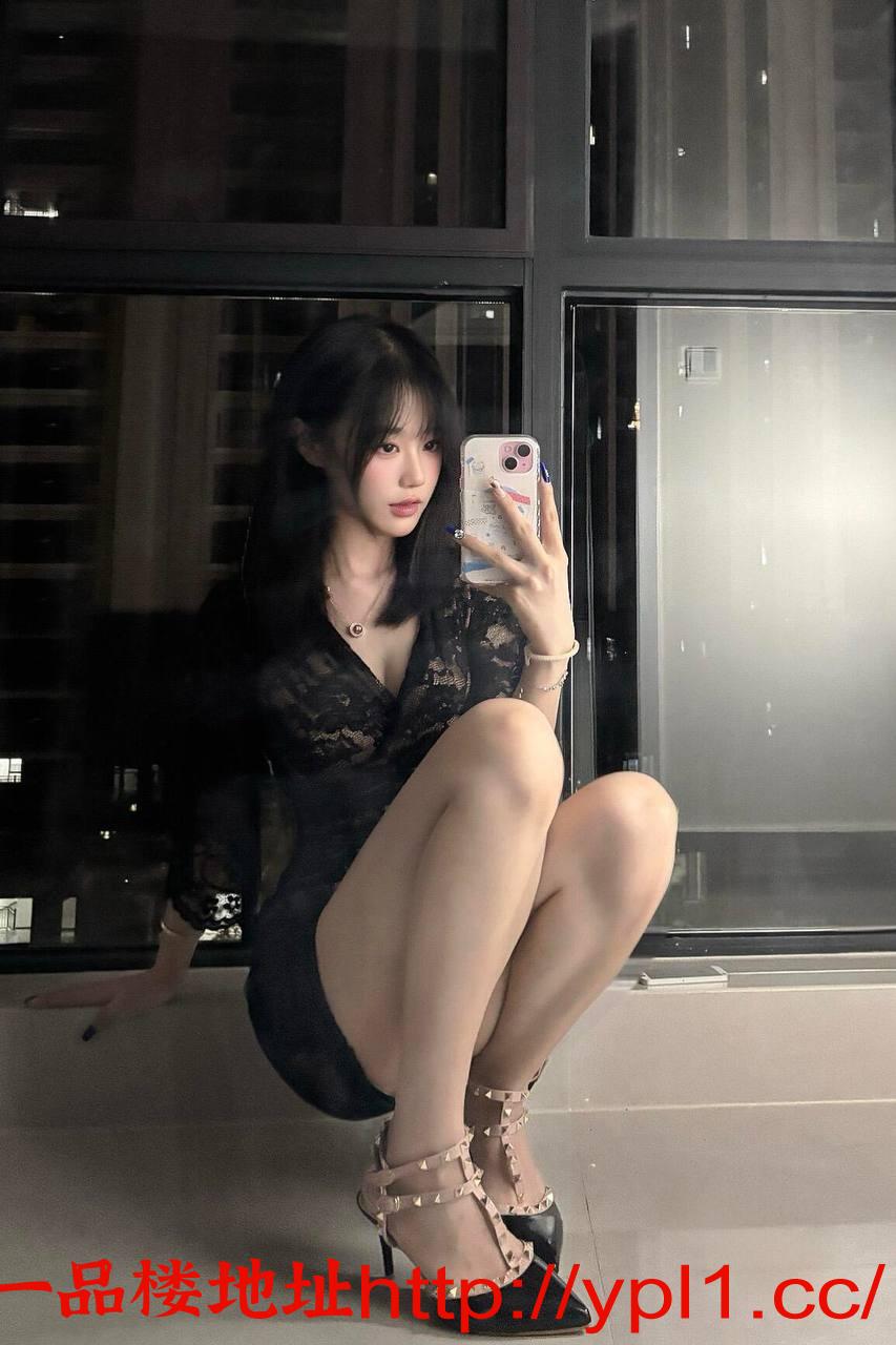 佛山妹妹大长腿。胸有c杯，乳头很粉，揉捻感比较舒服。兼职的妹妹