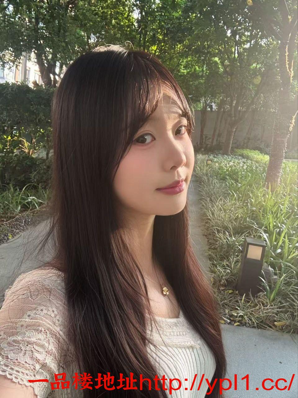 妹子颜值真的很高，身材棒棒的