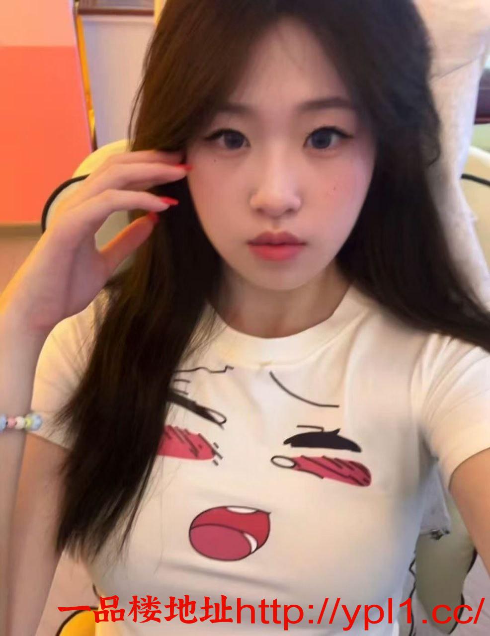 00后颜值兼职小御姐，外围偶尔客串。粉奶头，大胸