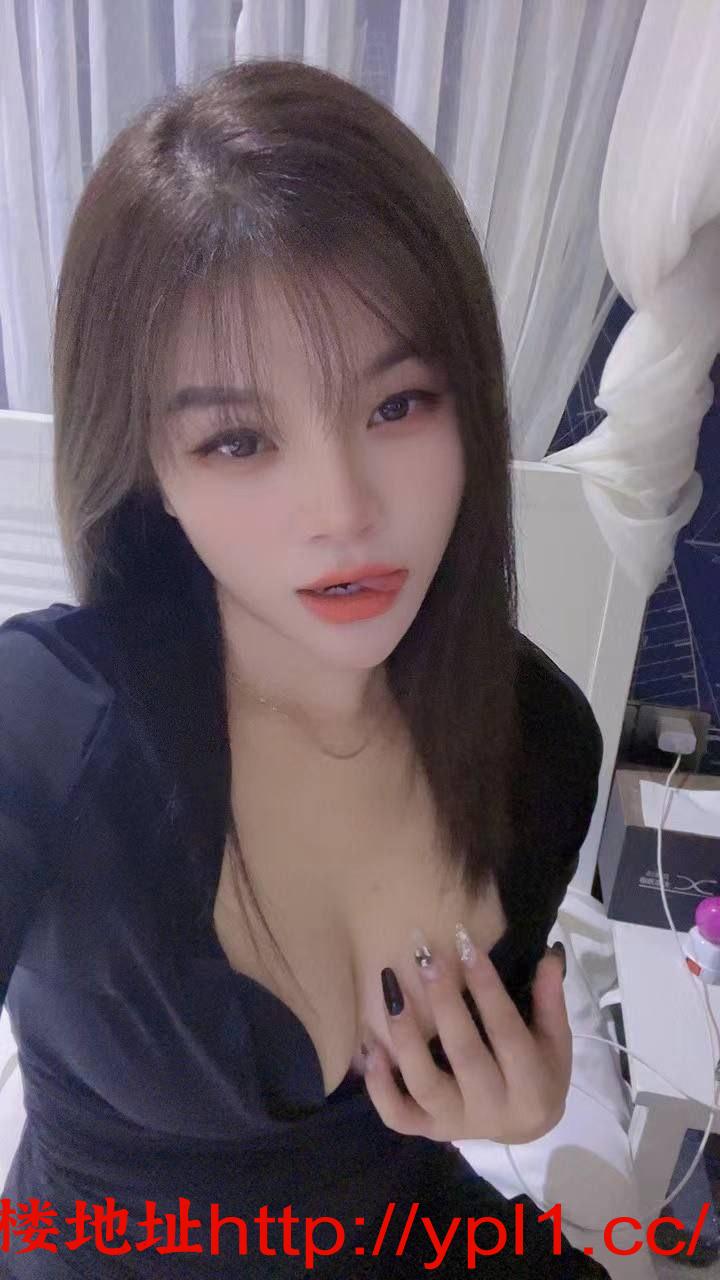 湖北的颜值老师，大D胸，乳头小而粉，身材巴适，梨形臀。