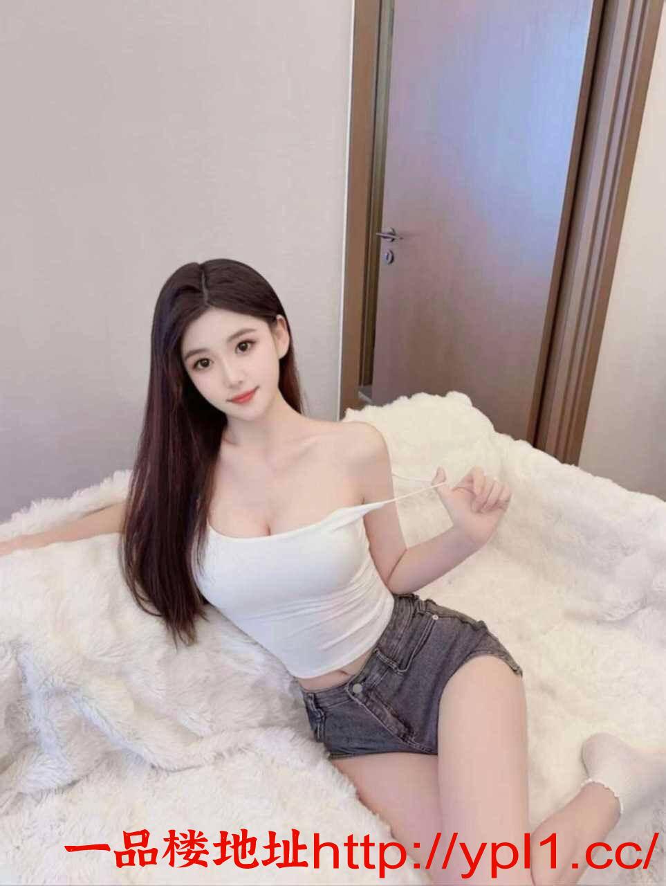 小嫩妹老师，皮肤白嫩，细腻光滑，奶大屁股大。