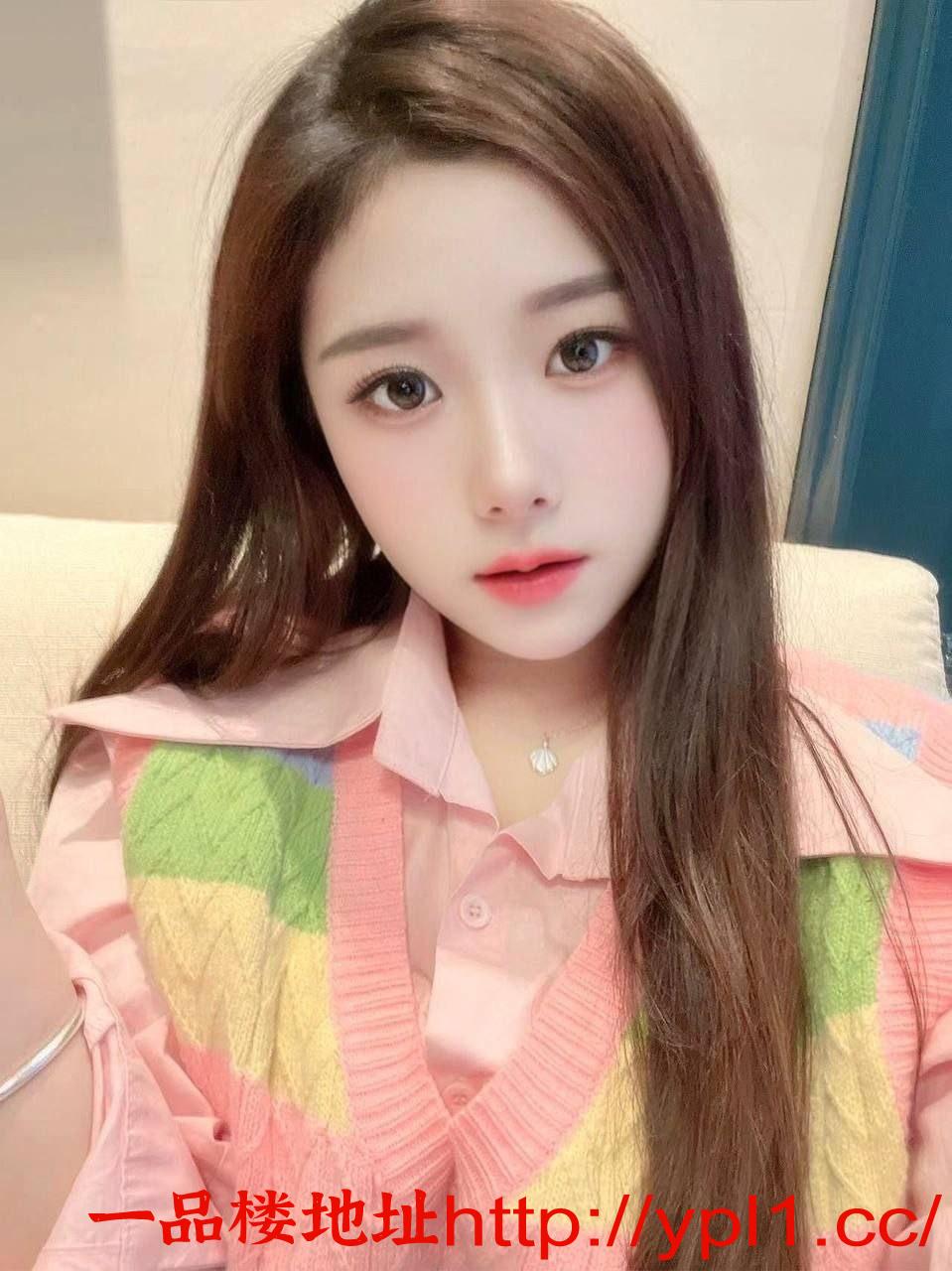 小嫩妹老师，皮肤白嫩，细腻光滑，奶大屁股大。