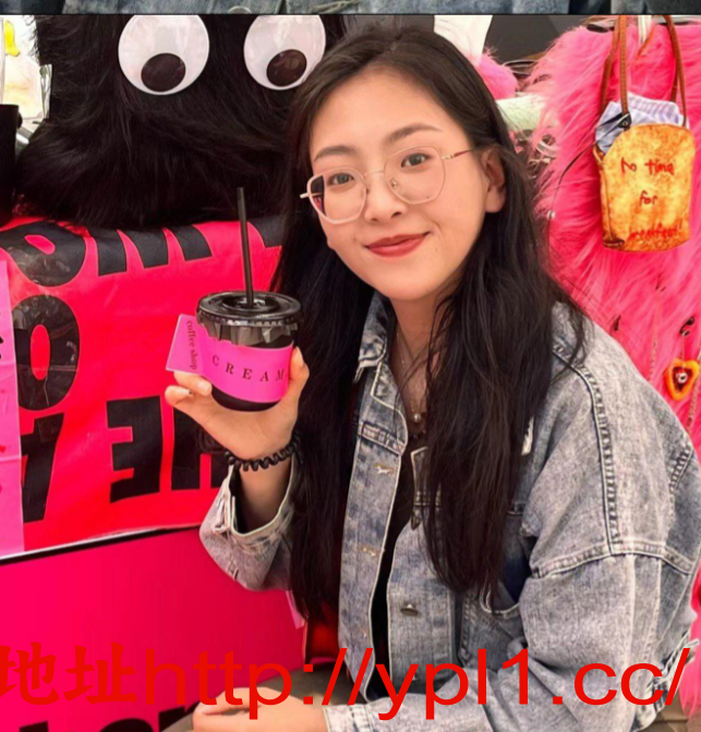 眼镜人妻，可外出兼职，奶子圆润，蝴蝶逼，制服诱惑让你当皇帝，自带公寓