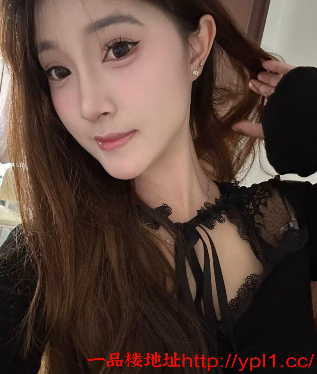 幼师刚毕业工资低出来兼职，身材苗条适合抱起来猛猛干，可能用道具调情，自带公寓