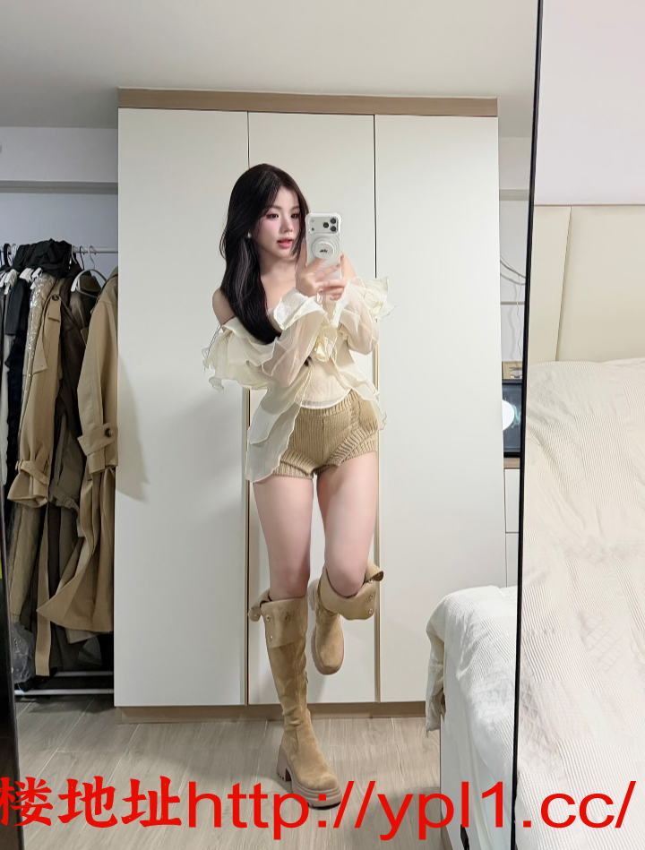 身材均匀，馒头逼，天然白胡子无毛，本地女孩子，22岁，自带公寓可外出