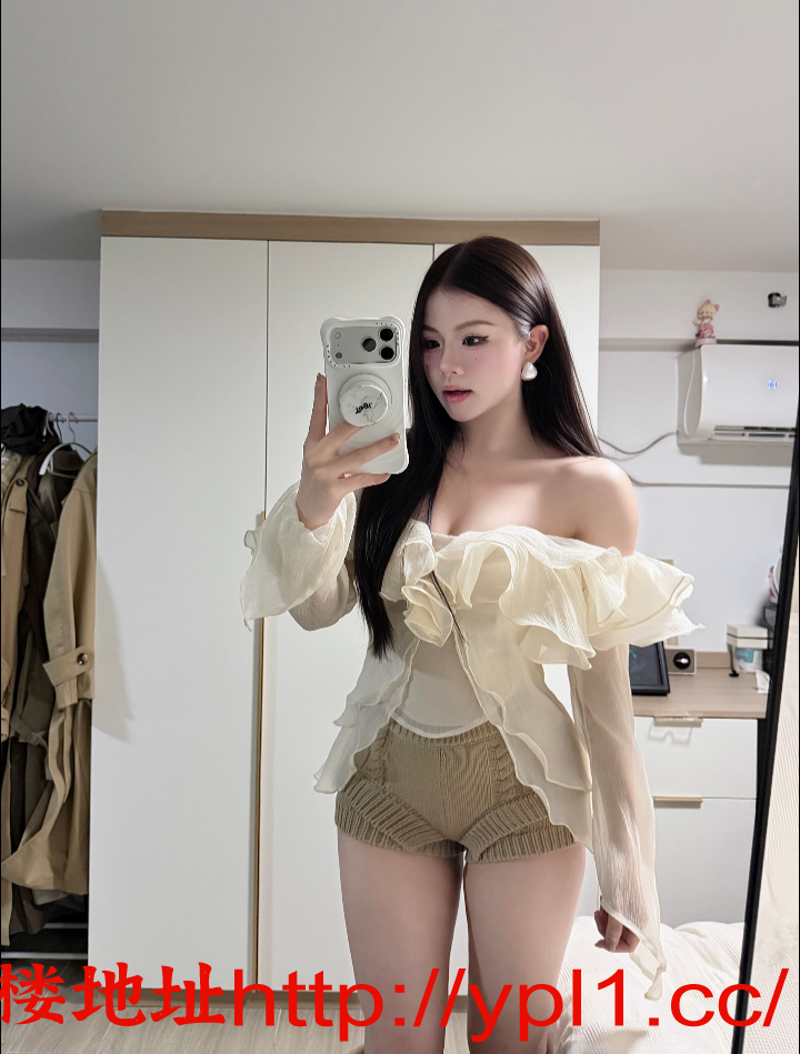 身材均匀，馒头逼，天然白胡子无毛，本地女孩子，22岁，自带公寓可外出