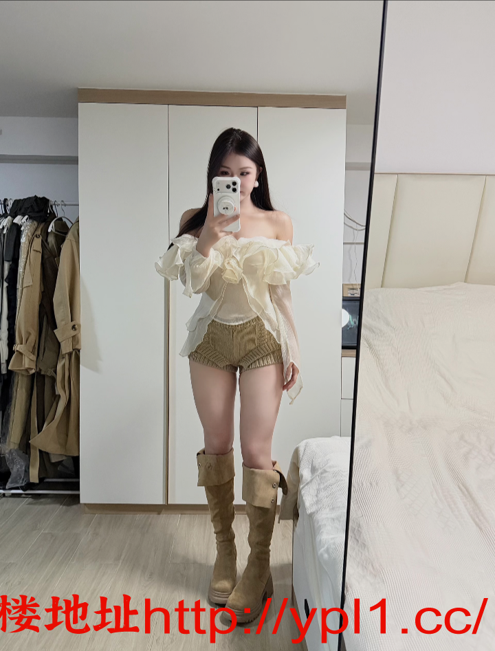 身材均匀，馒头逼，天然白胡子无毛，本地女孩子，22岁，自带公寓可外出