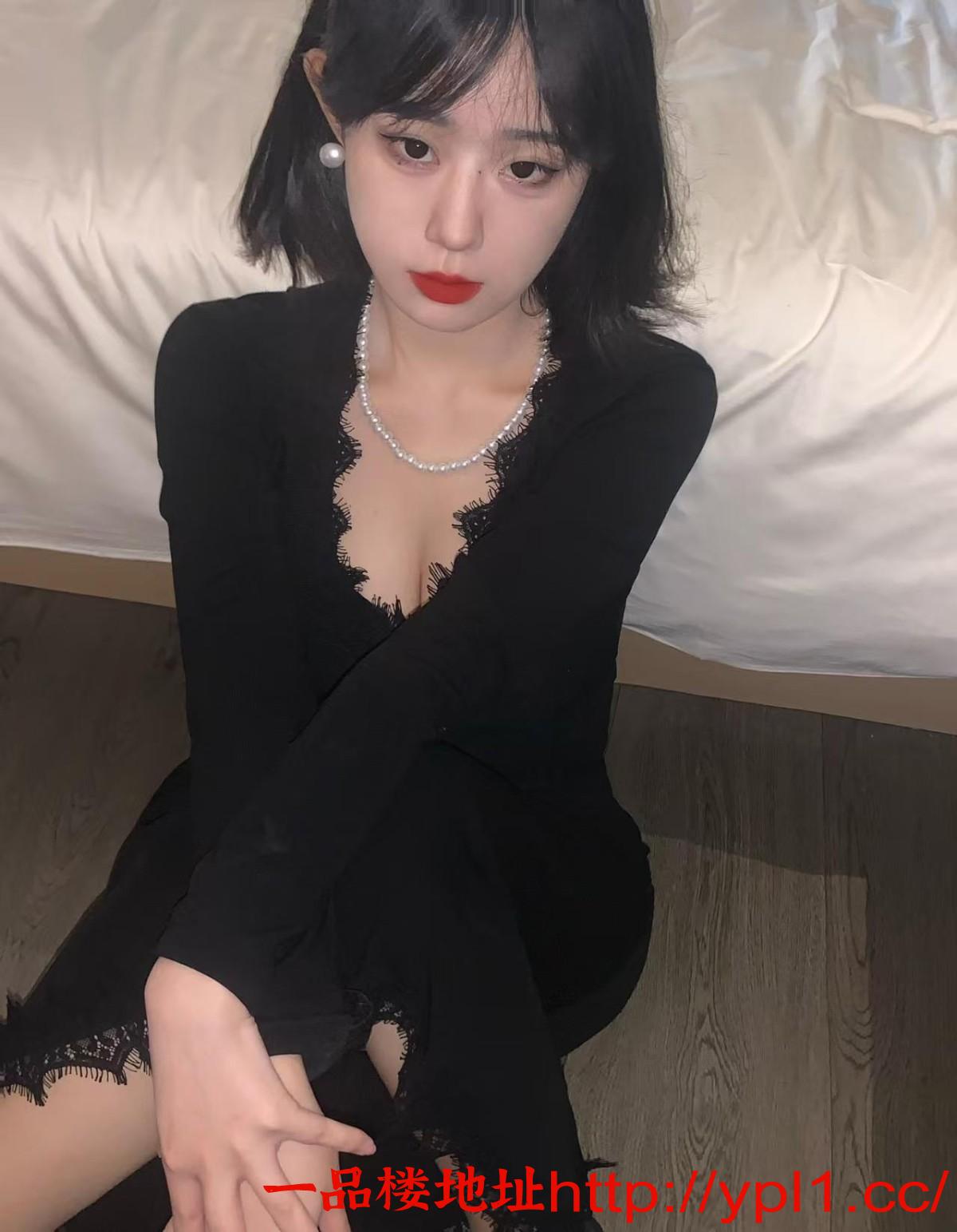 老师颜值漂亮，身材纤细。胸C圆润，又挺又大