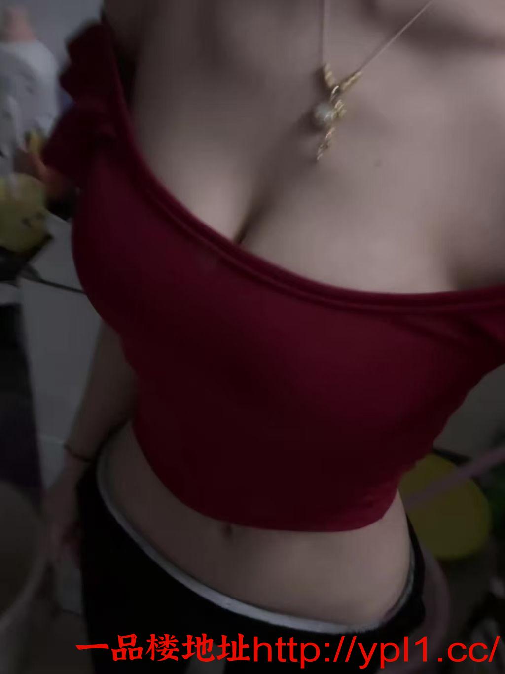 老师颜值漂亮，身材纤细。胸C圆润，又挺又大