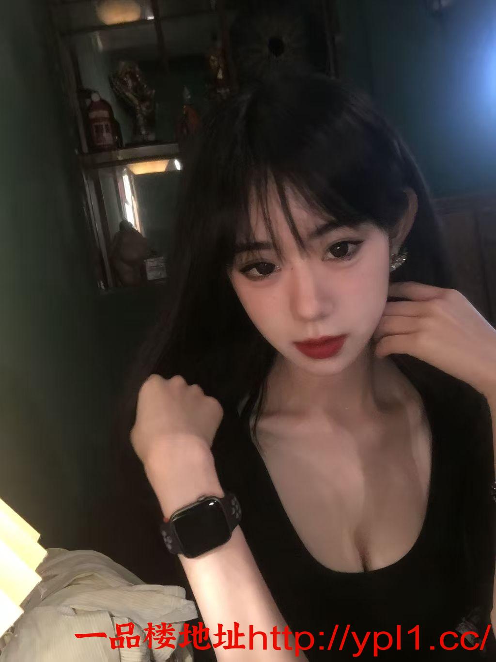 老师颜值漂亮，身材纤细。胸C圆润，又挺又大