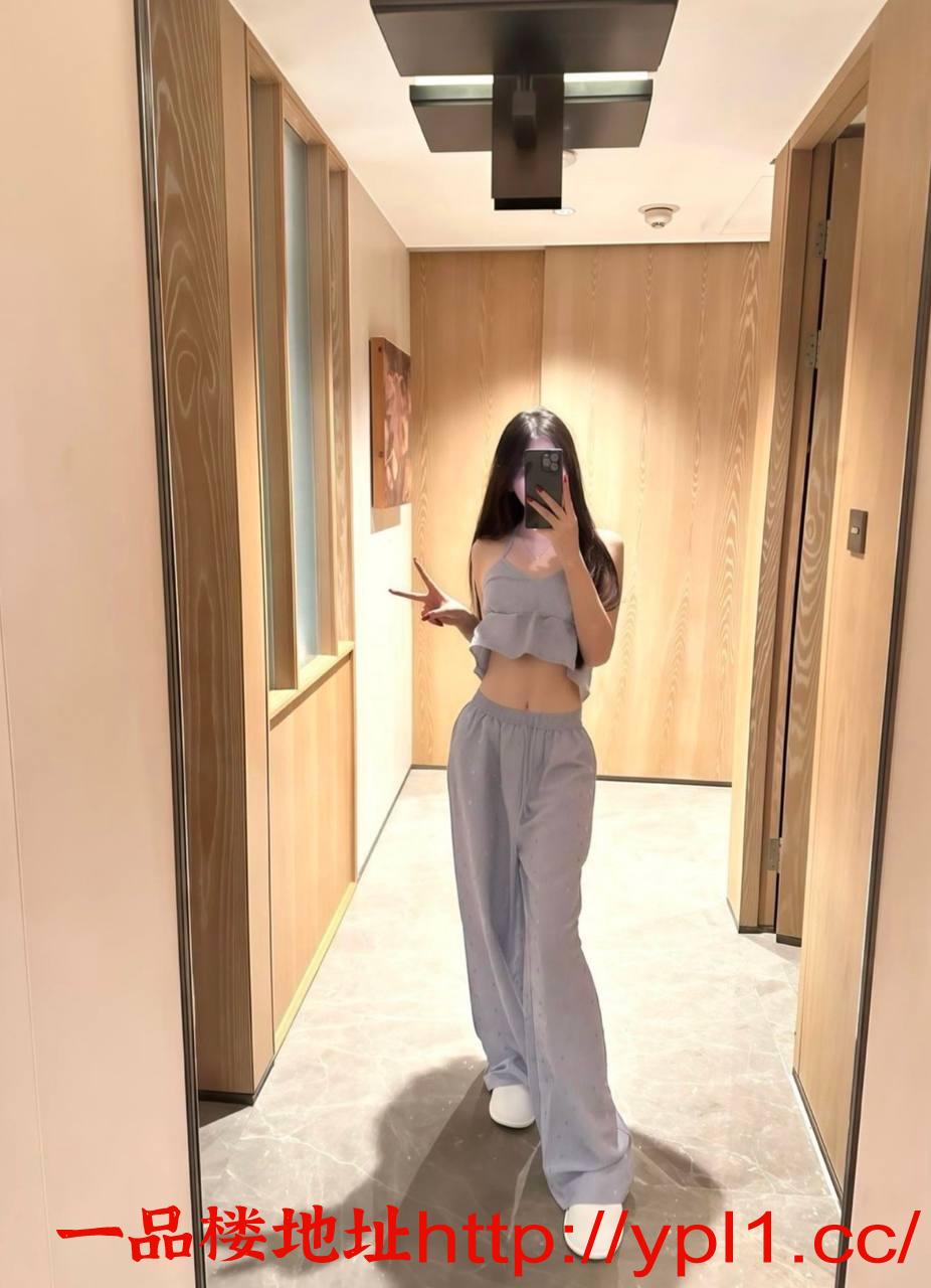 前凸后翘性感馒头逼小甜妹