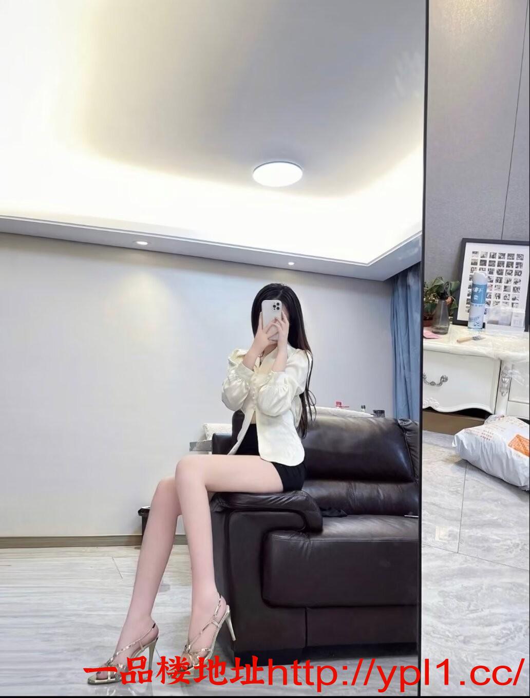 抱操艺校兼职大胸妹扣逼水直流爱跪舔玩