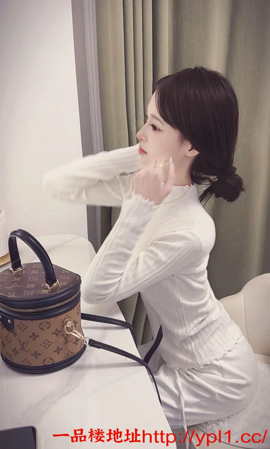 杭州美女翘下面臀粉嫩诱人