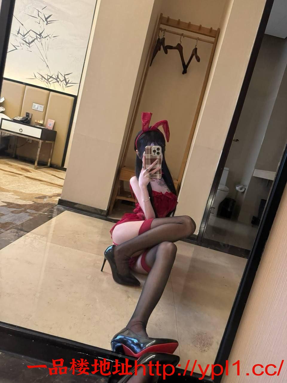 御姐完美身材风度翩翩，让人一见倾心，长相温柔甜美气质