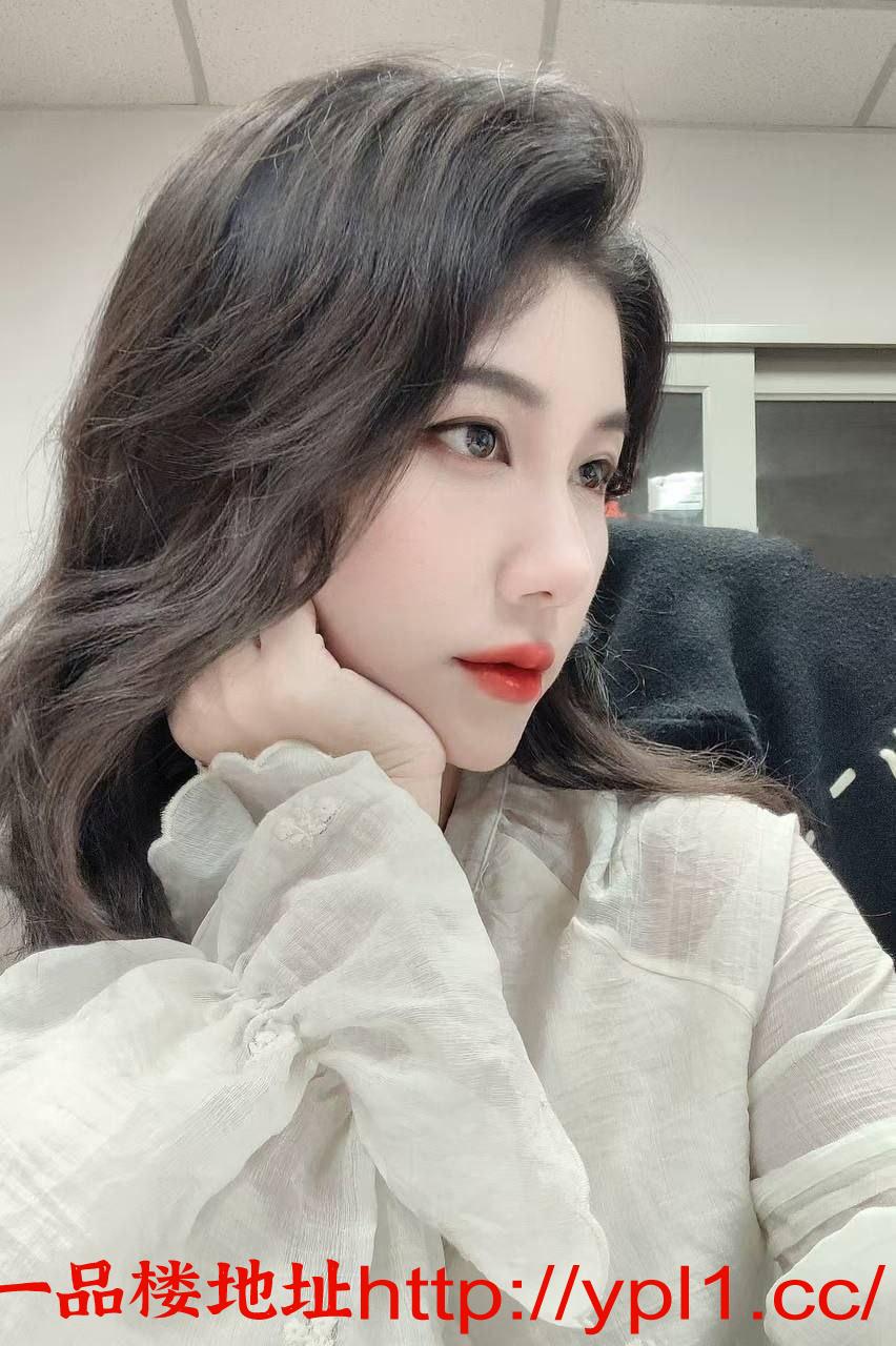 御姐完美身材风度翩翩，让人一见倾心，长相温柔甜美气质