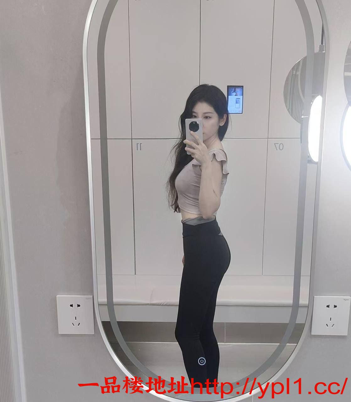 御姐完美身材风度翩翩，让人一见倾心，长相温柔甜美气质